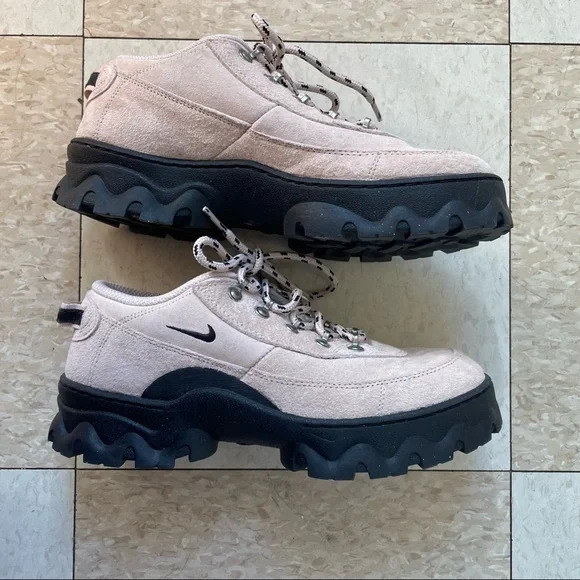 Nike Lahar Low’s Fossil Stone Black 8W